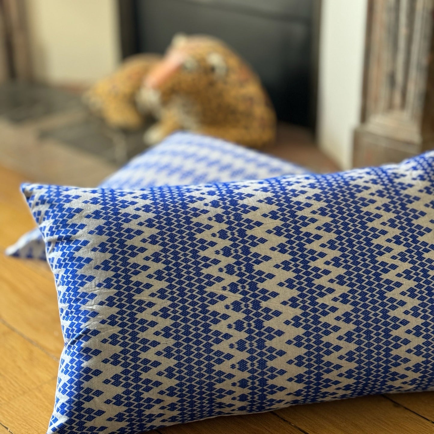 Coussin Kachin blanc et bleu