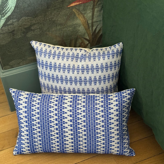 Coussin Kachin blanc et bleu