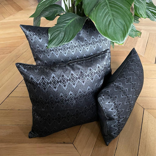 Coussin Kachin noir brillant