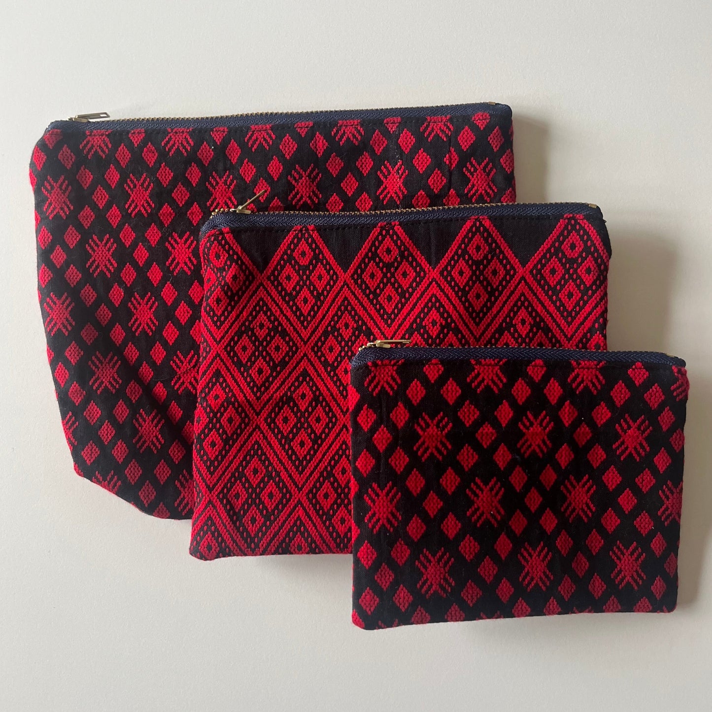 Pochette Kachin noire et rouge