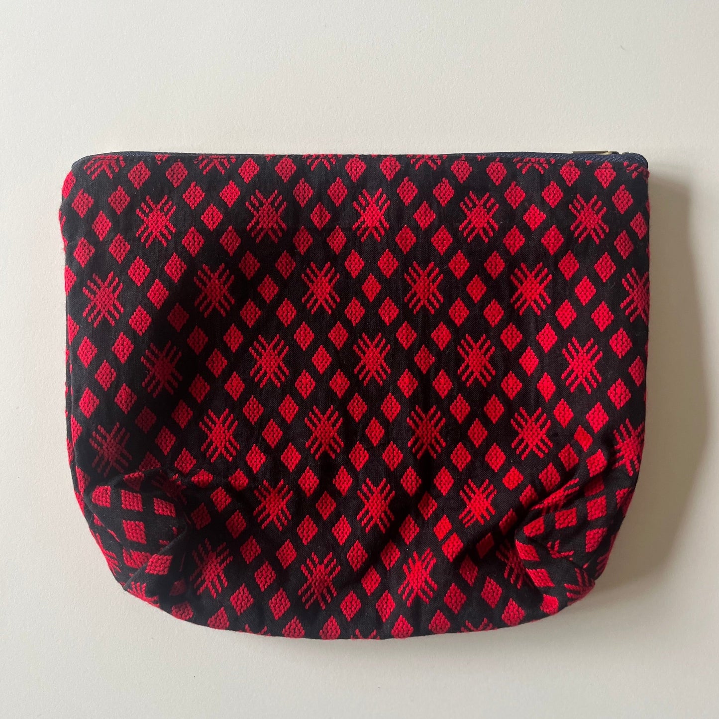 Pochette Kachin noire et rouge