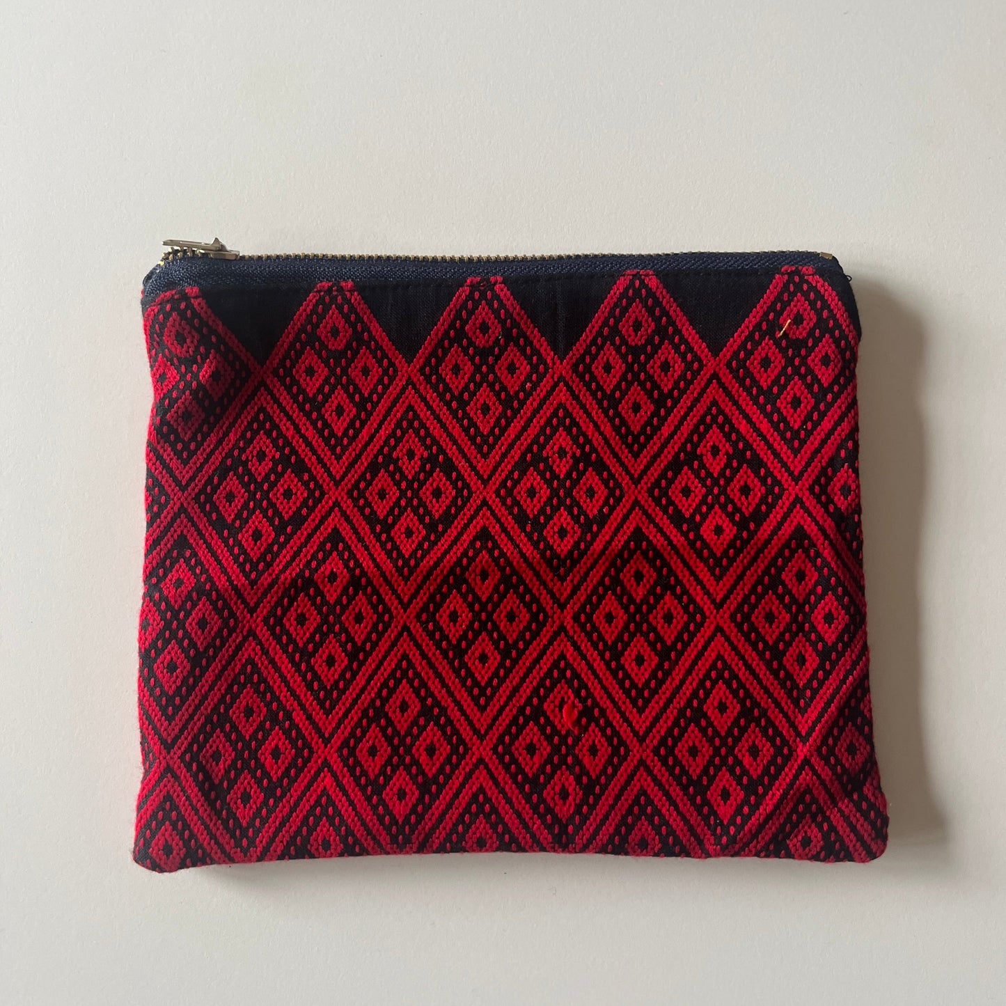 Pochette Kachin noire et rouge