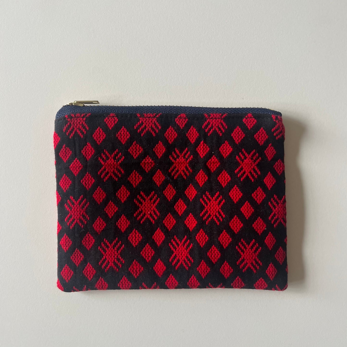 Pochette Kachin noire et rouge