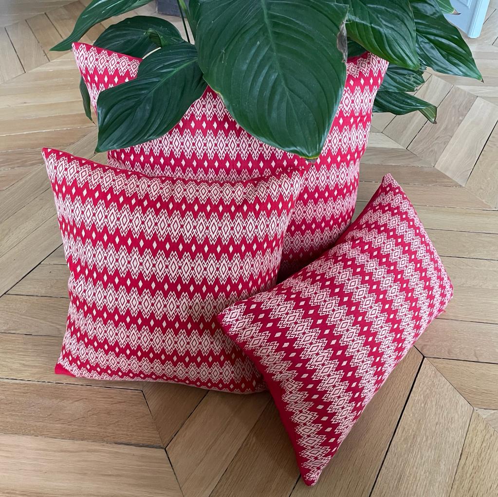 Coussin Kachin rouge et beige